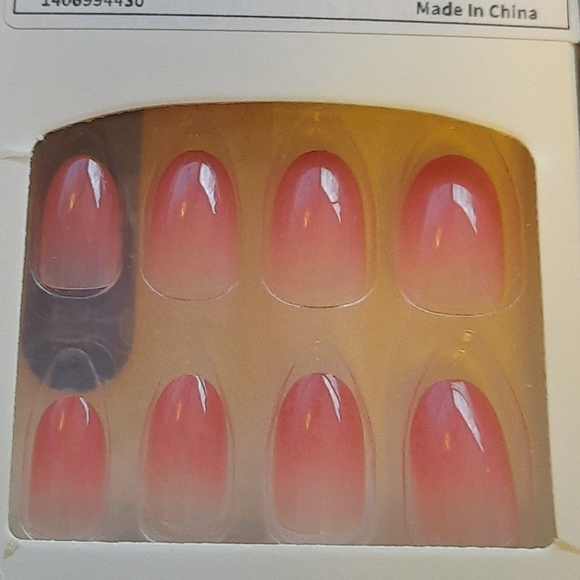 Press on nails - Picture 2 of 2
